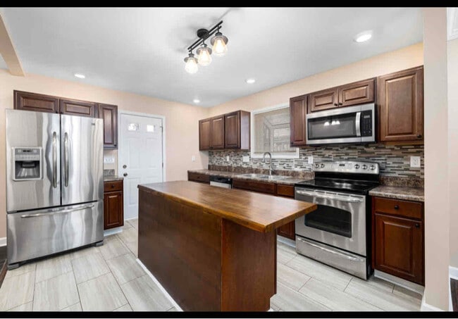 Photo - 1008 E Club Blvd House