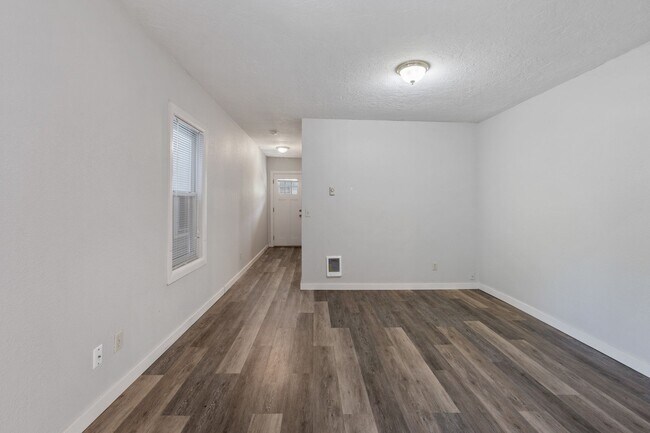 Foto del edificio - 1 BD available in the serene SW Hills