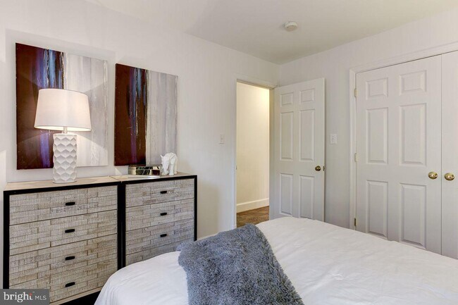 Foto del edificio - 3225 Sutton Pl NW