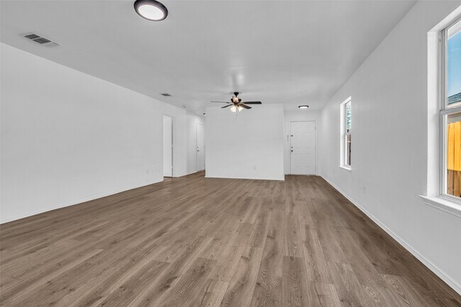 Foto del edificio - 5239 Roth Forest Ln