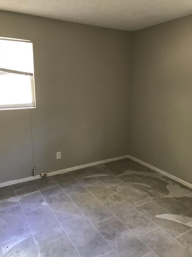 Building Photo - 2524 Red Robin Dr