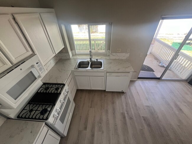 Building Photo - 14864 Spinnaker Ln