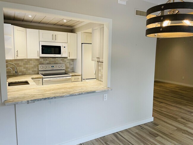 Building Photo - 108 Fairway Dr.