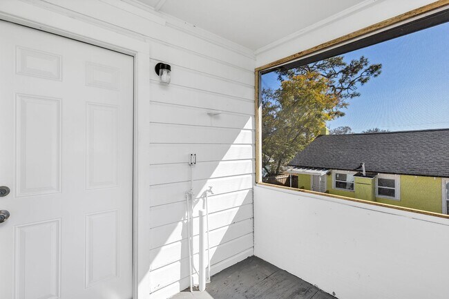 Foto del edificio - Bright & Updated 2BR Top Unit Duplex | White Kitchen & Stainless Appliances in Saint Petersburg