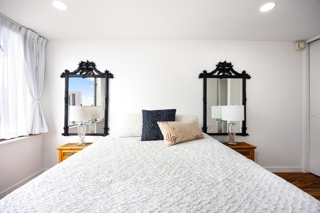 Building Photo - Luxury Waikiki Living with Panoramic Ocean & Sunset Views