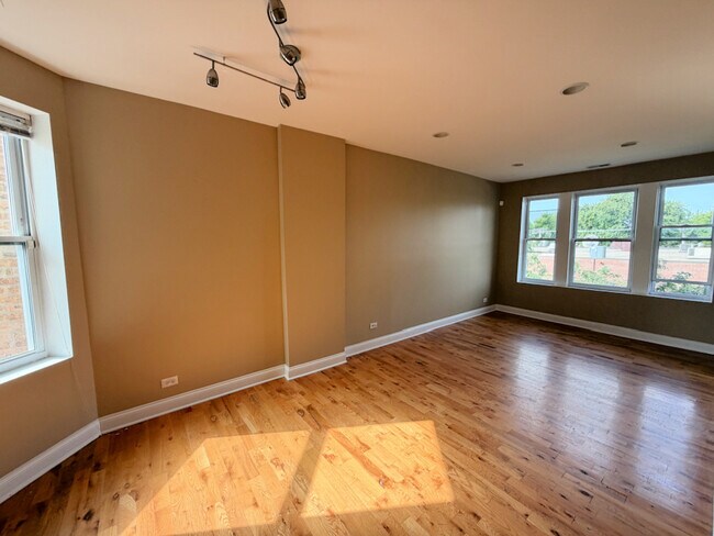 Foto del edificio - 4551 N Pulaski Rd