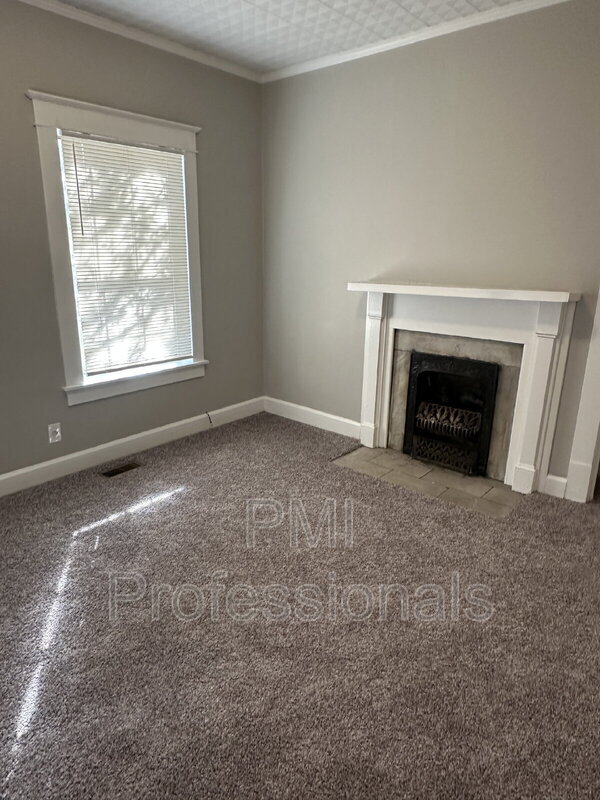 Building Photo - 204 Kingwood Dr