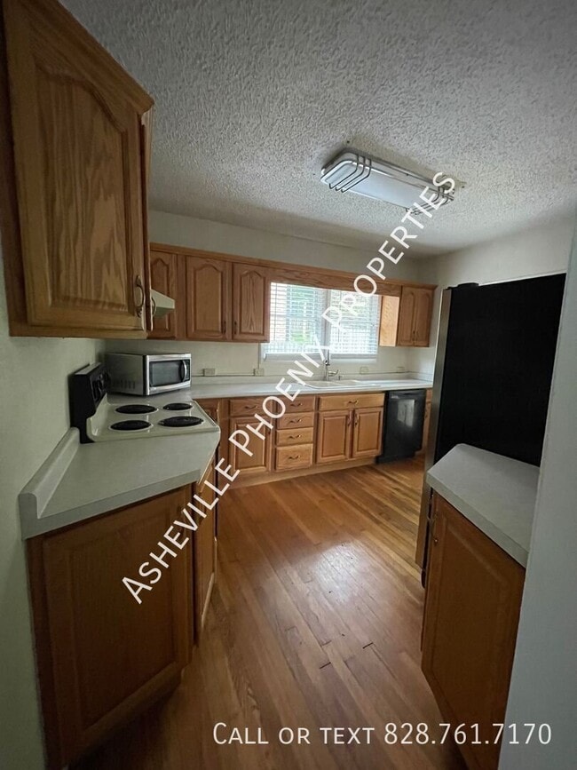 Building Photo - 11 Enka Oak St
