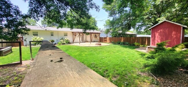 Building Photo - 3 Bedroom 2 Bath 2 Car Garage! Southeast! ...