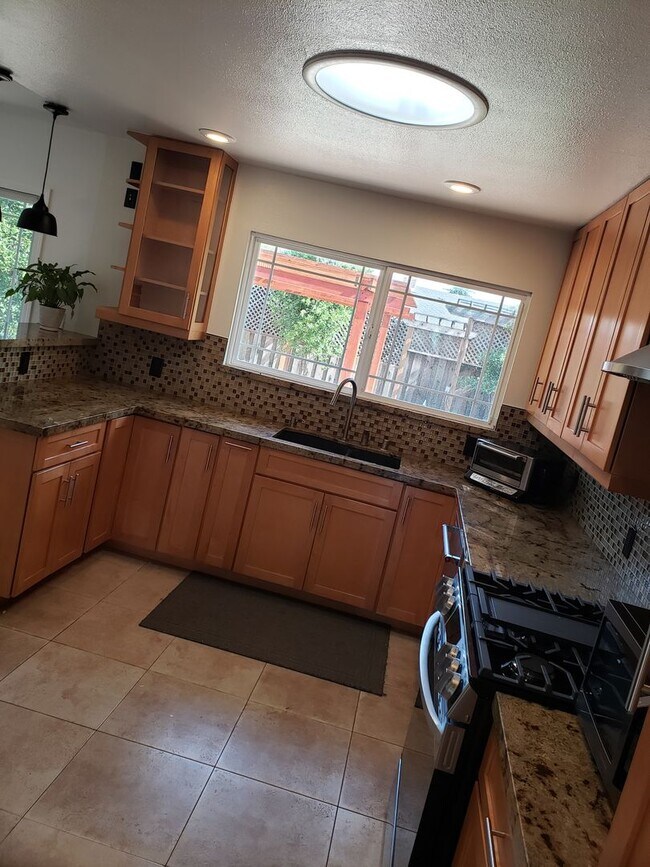 Building Photo - Beautiful Remodeled 3x2 Home in Sunland Pa...