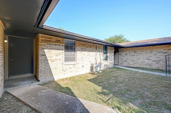 Building Photo - 2105 Darwin Dr
