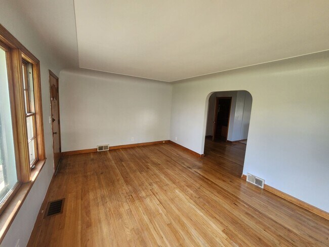 Foto del edificio - Charming 2 bedroom 1 bath with large rooms...