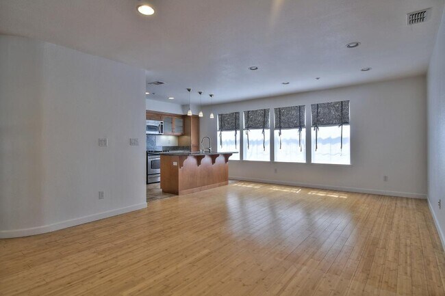Building Photo - Stunning Townhome in Downtown San Jose – B...
