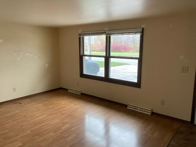 Foto del edificio - 2747-2749 Packerland Dr