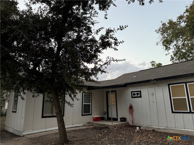 Building Photo - 2320 Woodland Dr