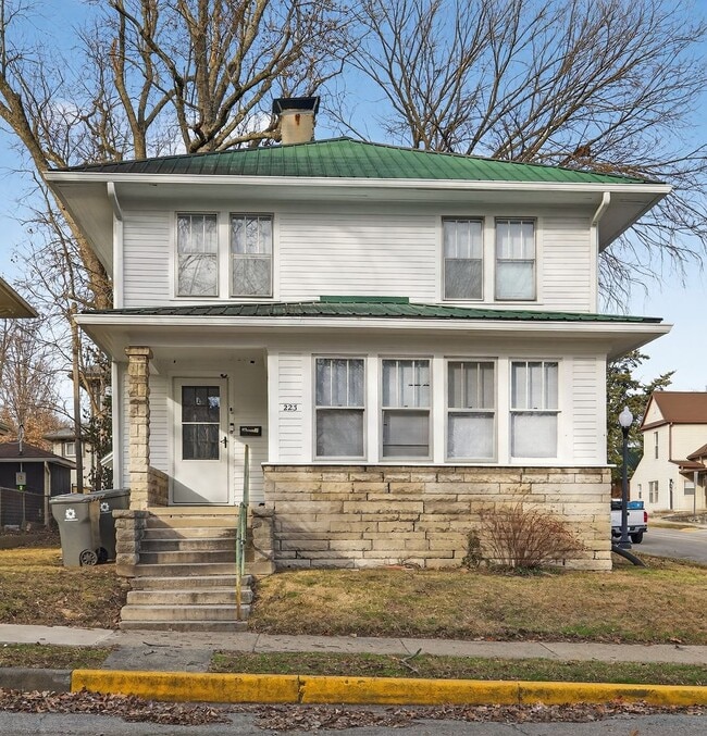 Building Photo - *Available August 2027!* 5 bedroom house downtown!!  Recently Renovated!