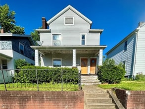 Building Photo - 647 Spruce Ave