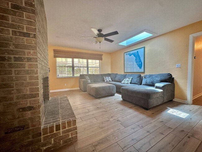 Foto del edificio - Spacious 4-Bedroom Home with Pool on Half ...