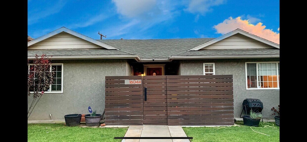 Primary Photo - 16044 Las Vecinas Dr