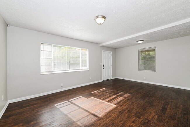 Foto del edificio - 3041 Detroit Cir N