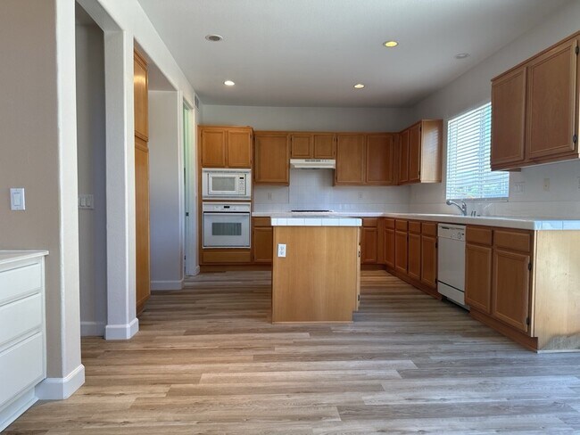 Building Photo - 3 Bedroom 2.5 Bath Home in Moreno Valley CA With Massive Backyard and Bonus Studio / Room in Gara...