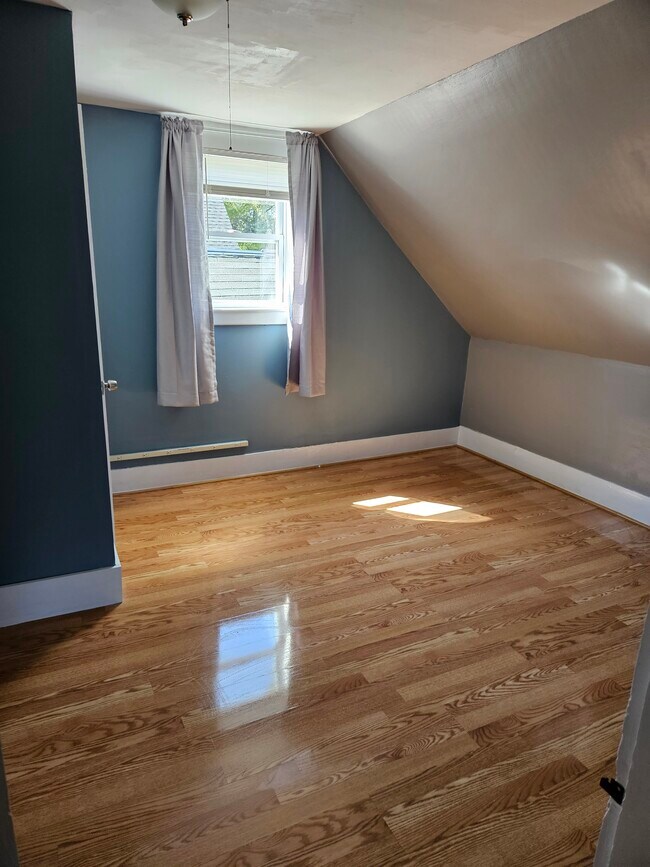 1 BEDROOM TO RENT upstairs in shared house - 2nd floor. - 880 Main St