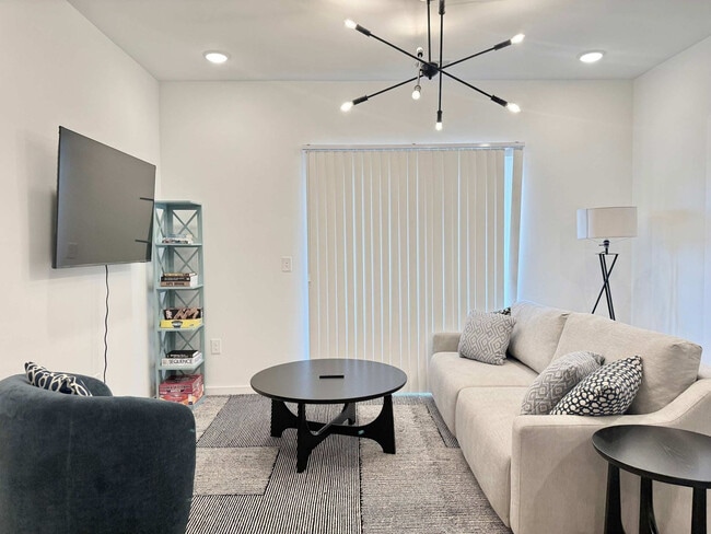 Building Photo - 525 Parkway Dr NE