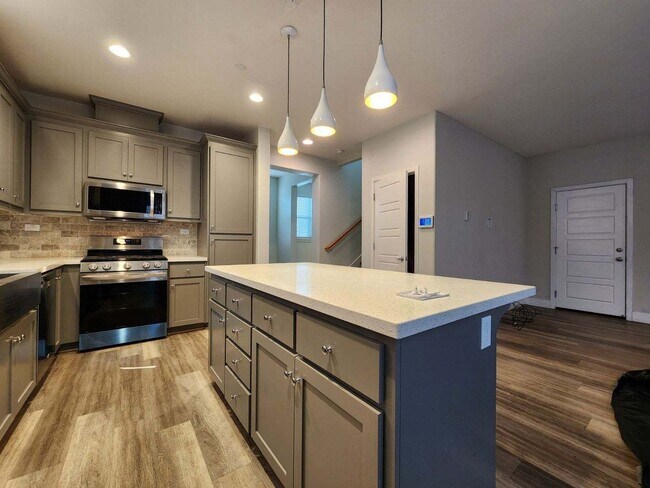 Building Photo - * Short Term Rental * K Section