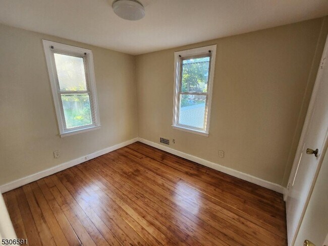 Building Photo - 826 Pompton Ave