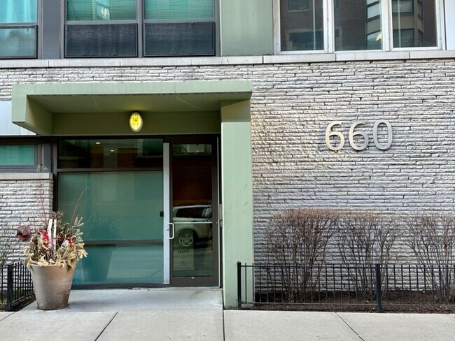 Building Photo - 660 W Wayman St