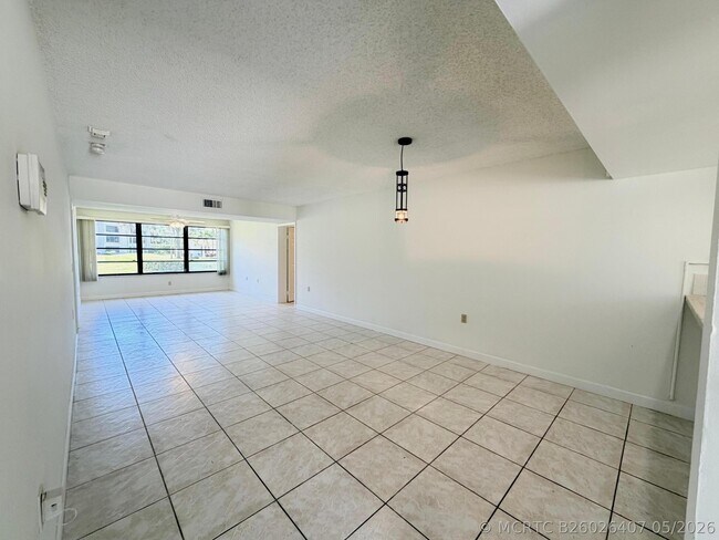 Foto del edificio - 3511 Village Blvd