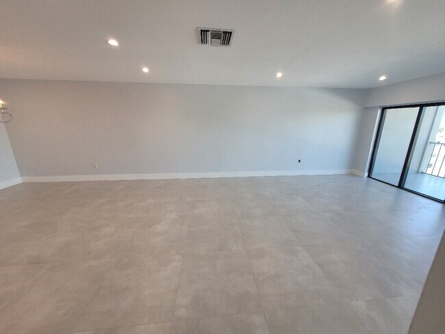 Foto del edificio - 575 Crandon Blvd