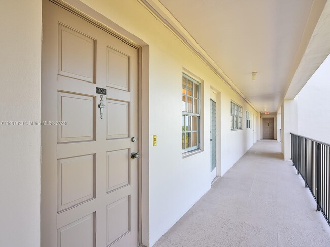 Building Photo - 3250 N Palm Aire Dr
