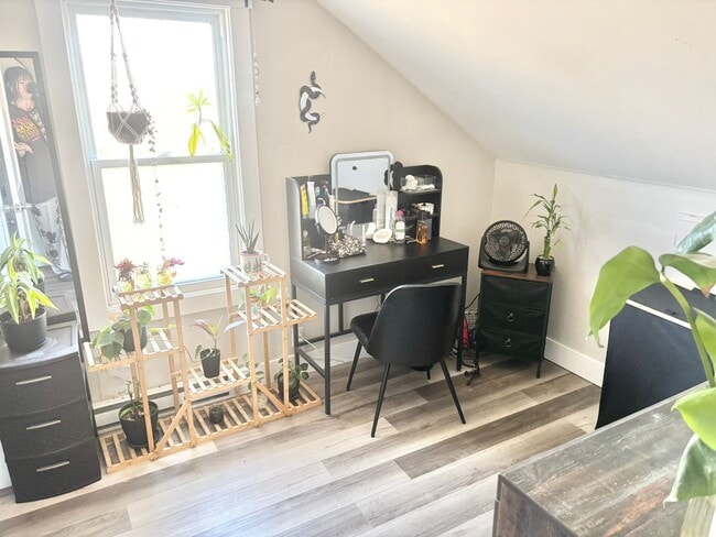 Building Photo - 2 Bedroom / 1 Bathroom Unit - Available for Rent!