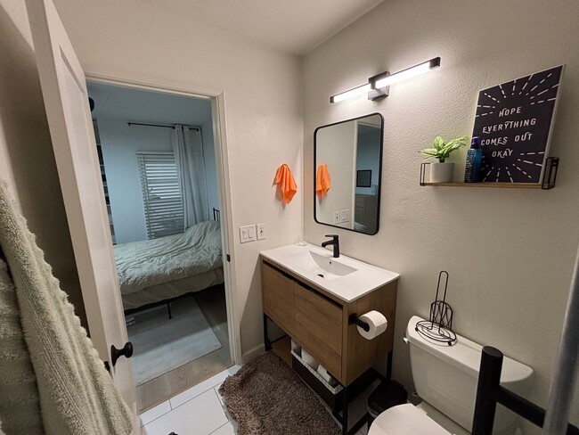 Building Photo - Furnished 1 Bed 1 Bath unit in University ...