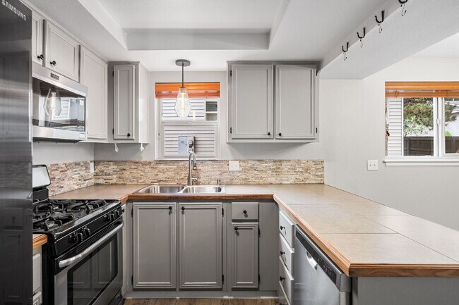 Foto del edificio - Move-In Ready Townhome next to St. Charles