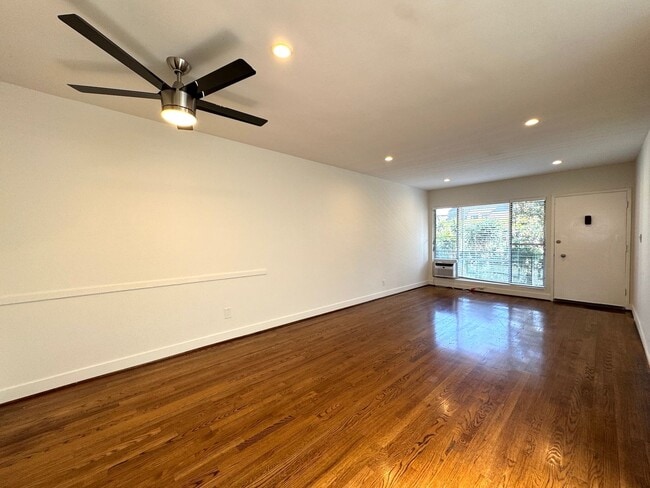 Building Photo - Spacious Top Floor 1 Bedroom in West Holly...