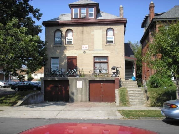 Primary Photo - 226 W 8th Ave