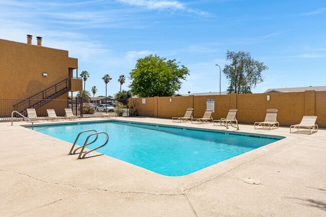 Building Photo - 2/2