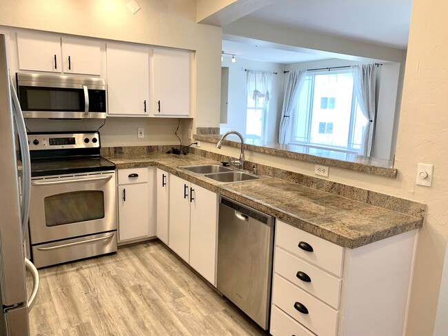 Building Photo - Beautiful corner unit. 3 bedrooms, 2.5 bat...