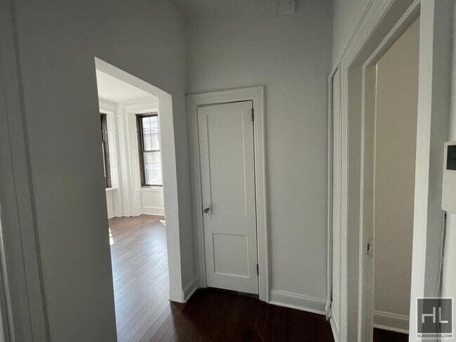 Foto del edificio - SUNNY Lenox Hill 1 Bedroom - WON'T LAST!!