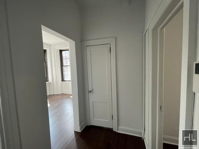 Building Photo - SUNNY Lenox Hill 1 Bedroom - WON'T LAST!!