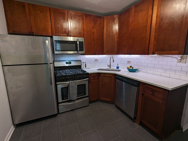 Building Photo - 2040 W Birchwood Ave
