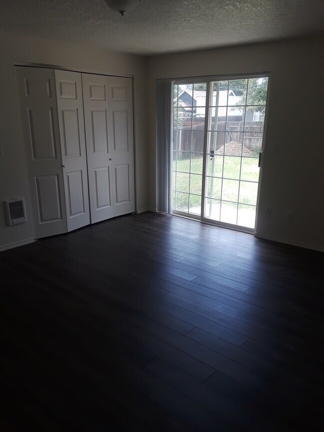 Foto del edificio - Adorable duplex in Prineville - all new in...