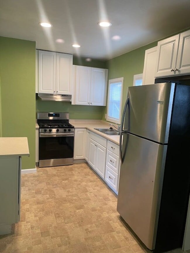 Building Photo - 827