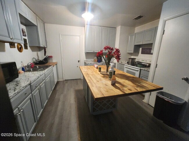 Foto del edificio - 1066 Galty Cir NE