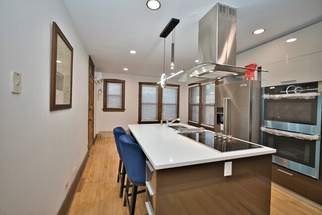 Foto del edificio - 2437 W North Shore Ave