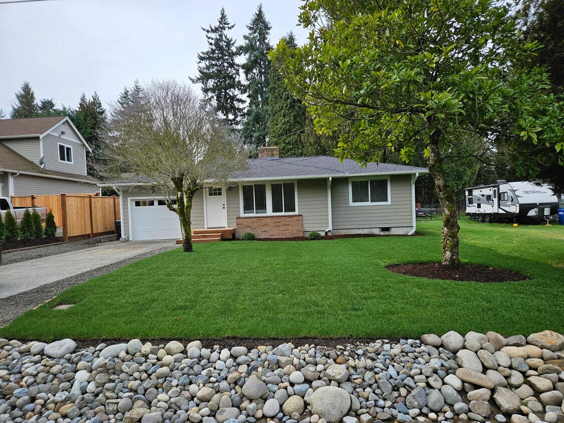 Front - 9712 74th Ave E
