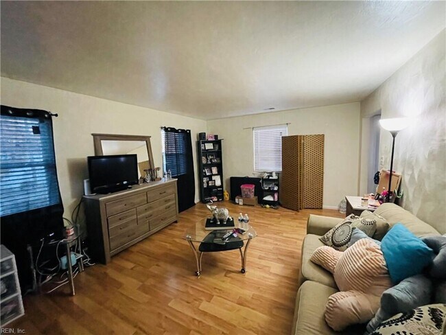 Foto del edificio - 3327 Lakecrest Rd