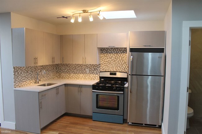 Building Photo - 3 br, 1 bath Apartment - 104 Cornelia St